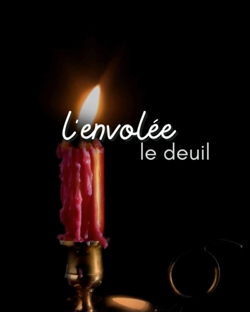 Depuis des années, certains animaux marchent un peu à mes côtés. Je les ai écoutés raconter leur monde, leurs peurs, leurs élans de joie, leurs messages. J'ai vu leurs gardiens apprendre à les comprendre autrement. J'ai vu des liens se renforcer, des cœurs s'ouvrir, des vies se transformer au contact les unes des autres.

Puis, un jour, le murmure devient plus léger. L'animal s'en va.

À chaque départ, je ressens ce silence particulier. Celui qui raconte tout l'amour qui a existé.

À vous qui venez de laisser partir votre compagnon, j'aimerais déposer quelques mots.
Ne cherchez pas à être courageux.
Laissez votre cœur aimer jusqu'au bout, même lorsque cet amour prend la couleur des larmes.
Il n'y a rien à réparer.
Rien à effacer.
Seulement un lien qui apprend une nouvelle manière d'exister.

Vos animaux portent en eux l'histoire entière de votre vie commune. Les réveils partagés, les regards échangés, les promenades sans importance apparente, les mains posées sur leur pelage, les éclats de rire, les pardons silencieux.

Ils emportent avec eux la certitude d'avoir été aimés.

Et ils vous laissent la leur.

Parfois, lorsque le chagrin s'apaise un instant, il est encore possible de les sentir tout près. Dans un souffle de vent, un rayon de lumière, un rêve si vivant qu'il ressemble à une visite. Non pas pour vous empêcher d'avancer, mais pour vous rappeler que l'amour ne connaît pas les frontières que notre regard humain lui impose.

Je crois profondément que les liens du cœur ne disparaissent pas.

Ils changent de rive.

Et, de l'autre côté du visible, ils continuent de murmurer notre nom avec la même tendresse.

Alors, si votre cœur est lourd aujourd'hui, soyez infiniment doux avec vous-même.

Votre compagnon ne souhaiterait qu'une chose : que, derrière les larmes, vous puissiez un jour retrouver la paix, en sachant que tout l'amour partagé n'a jamais été perdu.

Il vit désormais dans cet espace invisible où les âmes continuent de se reconnaître.

À tous les animaux qui ont laissé leurs empreintes sur nos chemins…
Merci.

Et à tous ceux qui les aiment encore, malgré leur absence…
Vous n'êtes pas seuls.
💫
